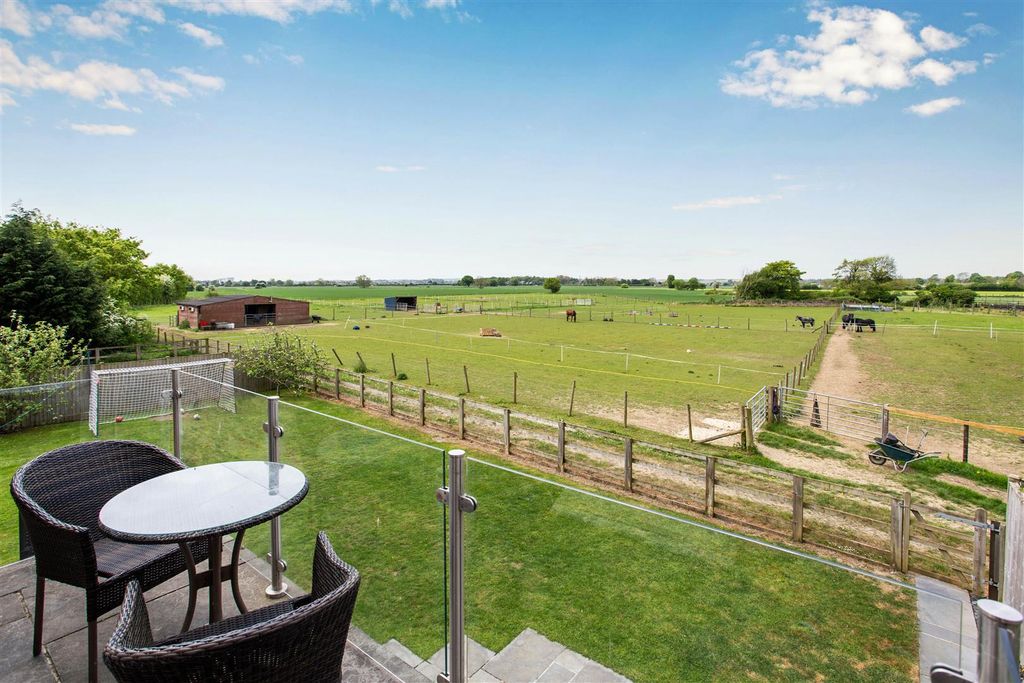 Property photo 2 of 33 Exterior