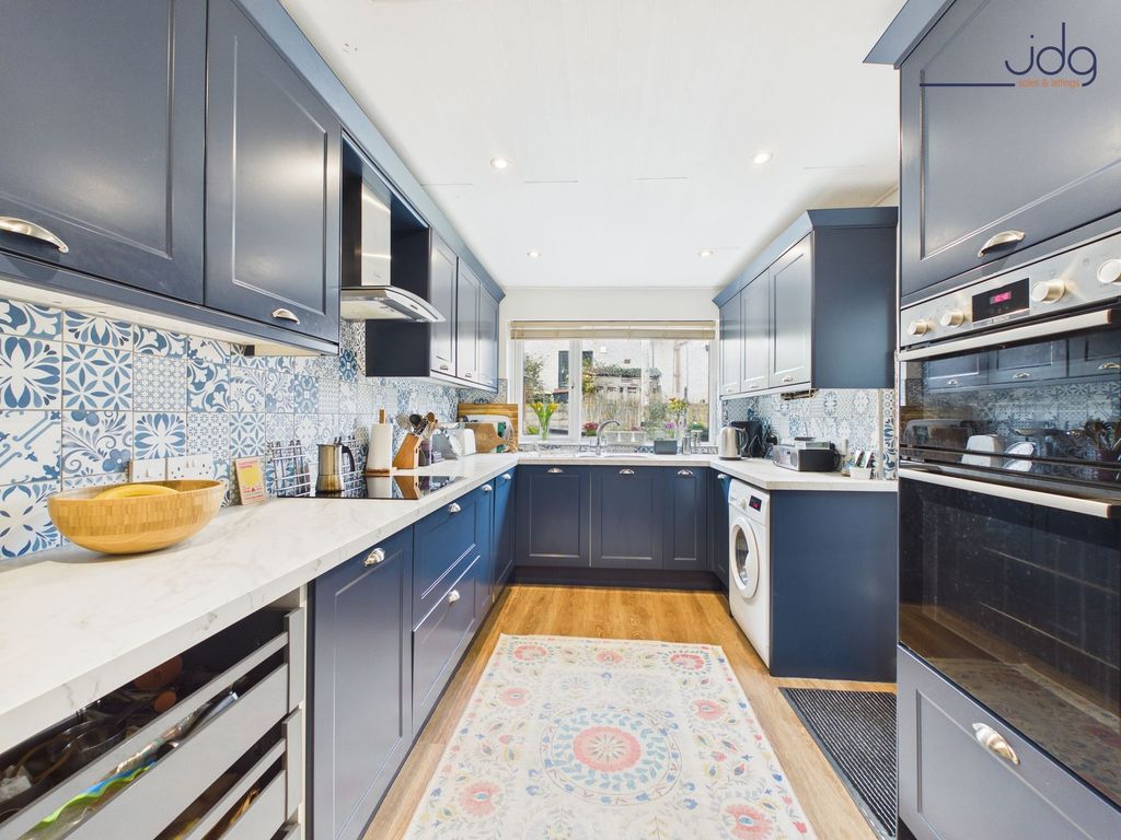 Property photo 3 of 12 Kitchen