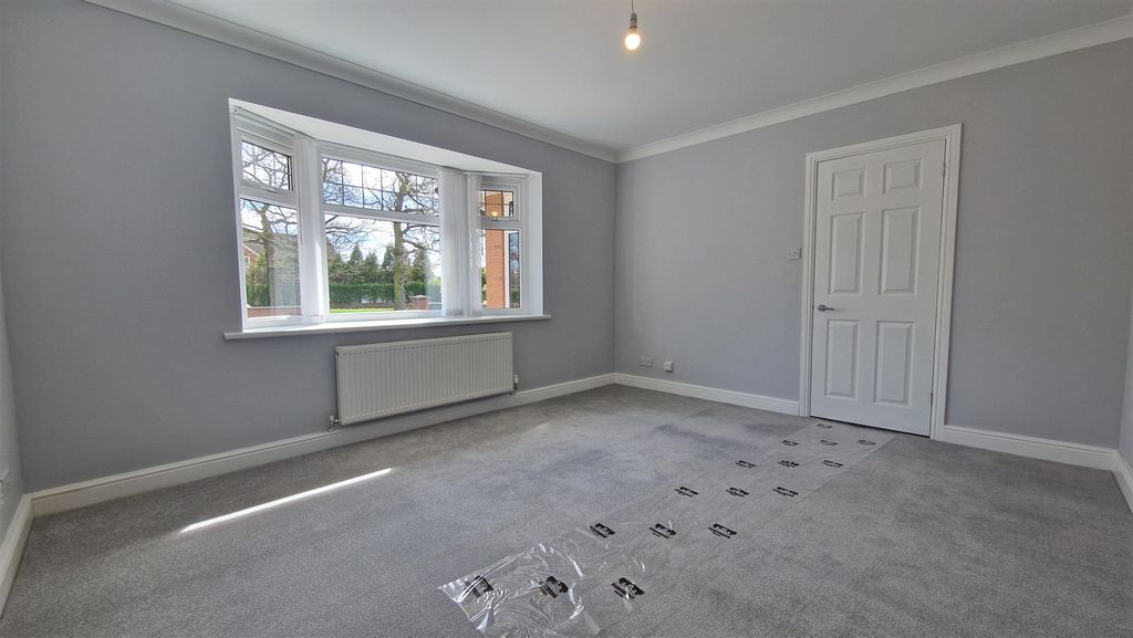 Property photo 3 of 18 Lounge