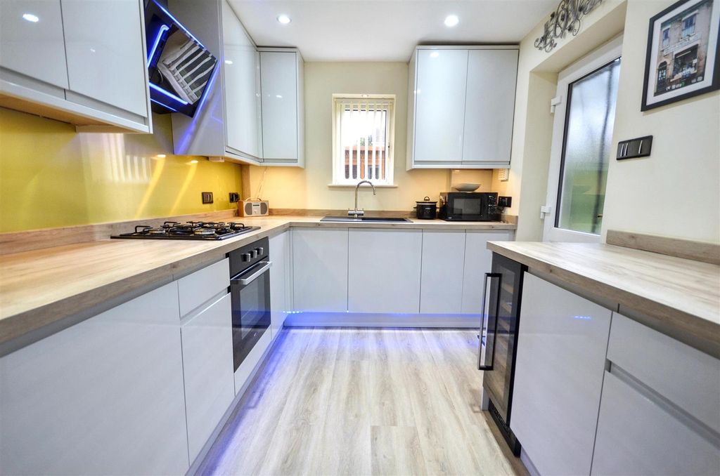 Property photo 2 of 10 Kitchen
