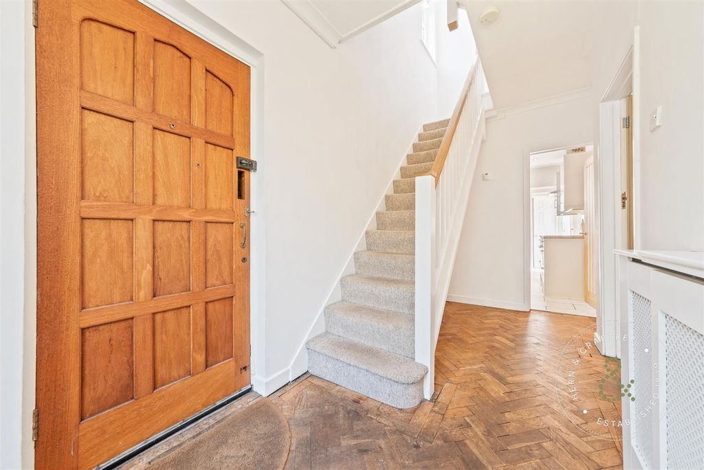 Property photo 2 of 33 King-George-V-Drive-East-14.Jpg