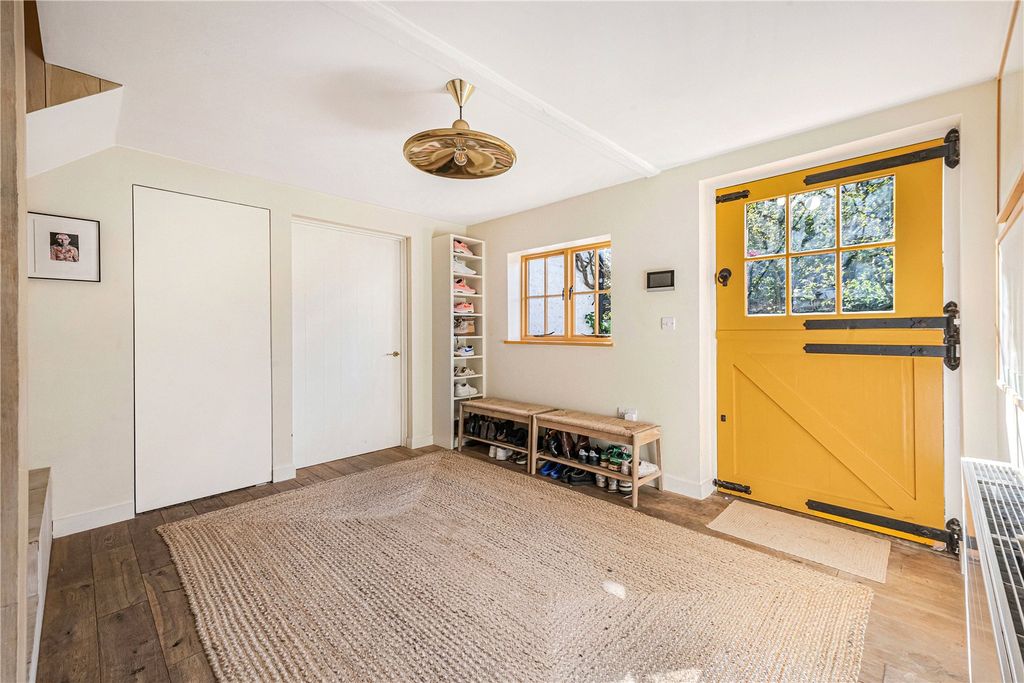 Property photo 3 of 25 Entrance Hall