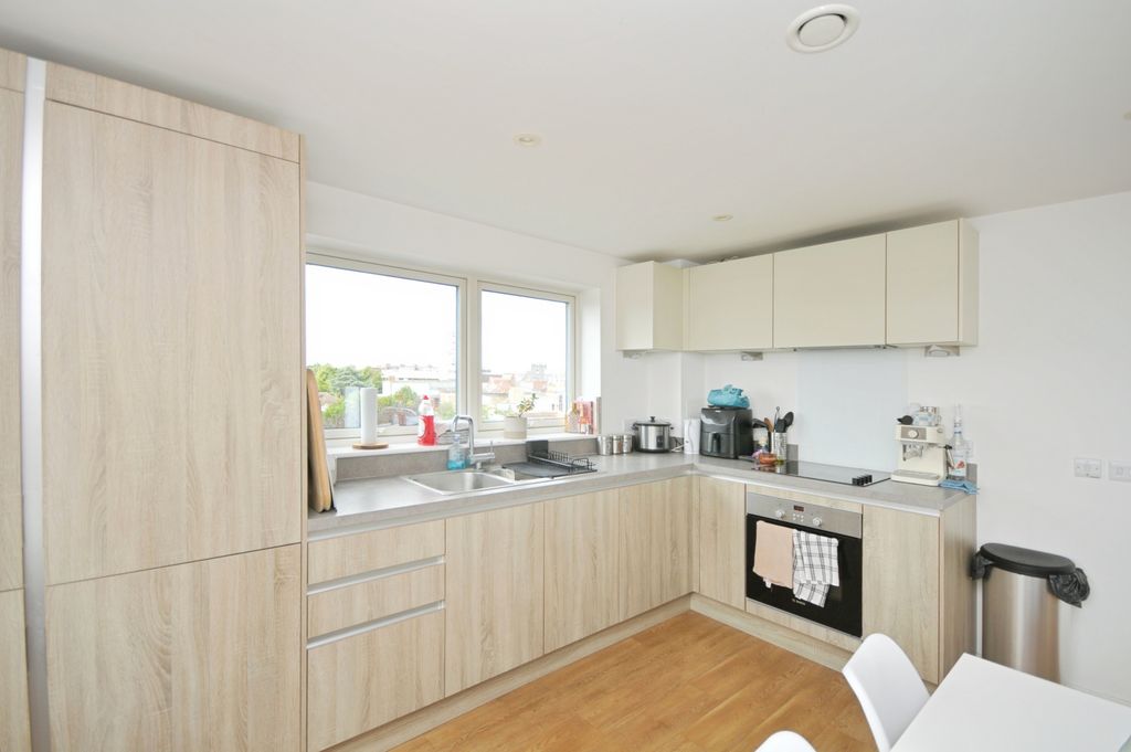 Property photo 3 of 18 Kitchen