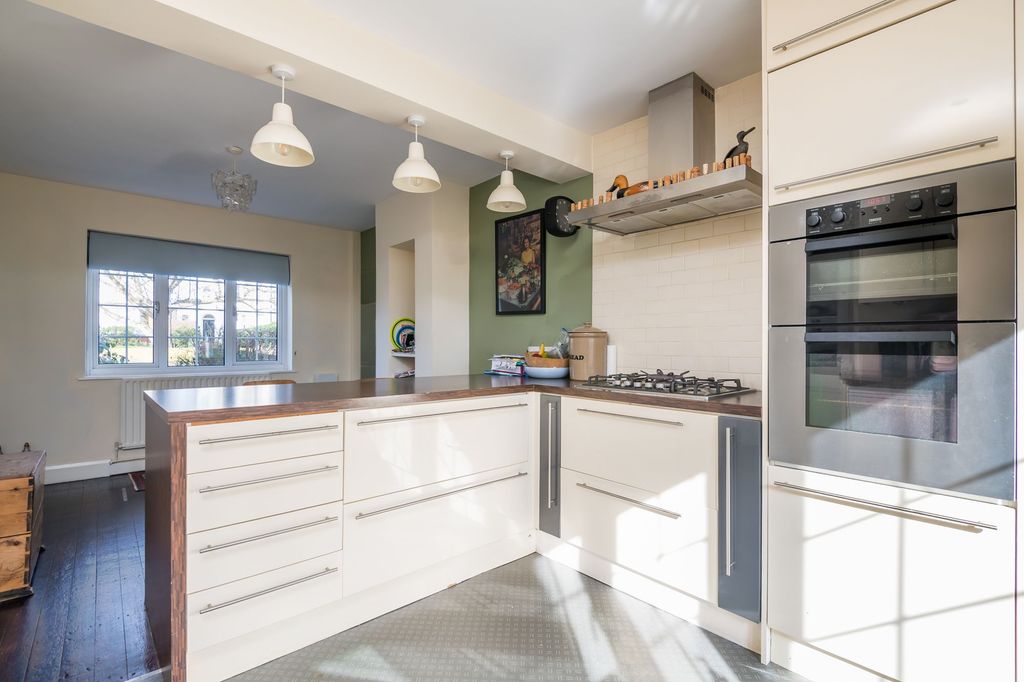 Property photo 2 of 11