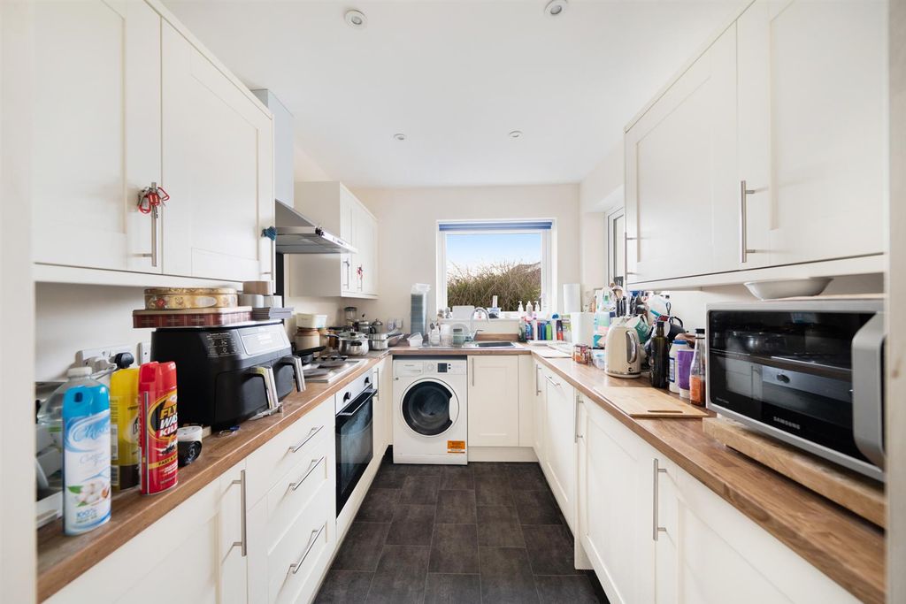 Property photo 3 of 10 79 Baytree Rd -05.Jpg