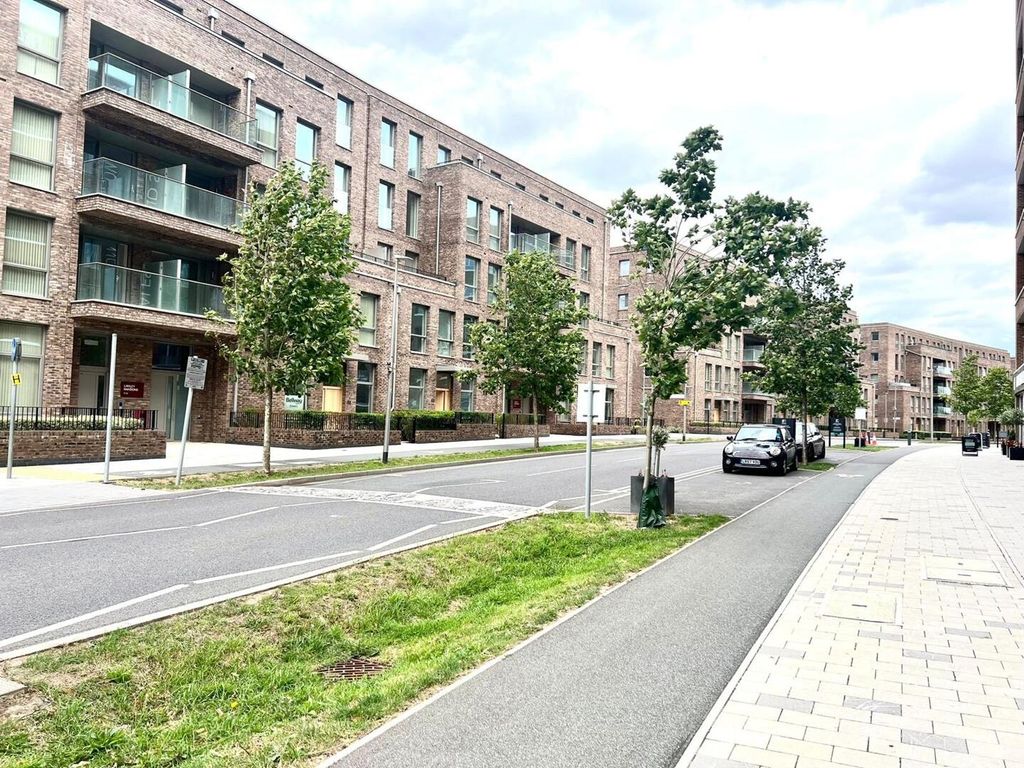 Property photo 2 of 17 Front (Exterior)