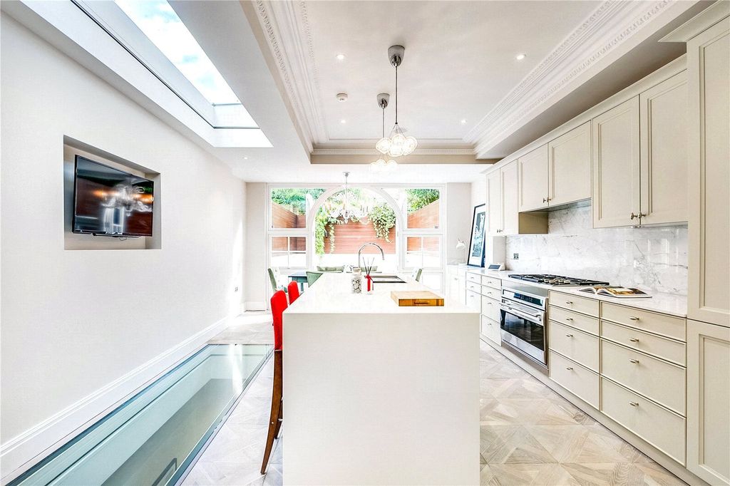 Property photo 2 of 8