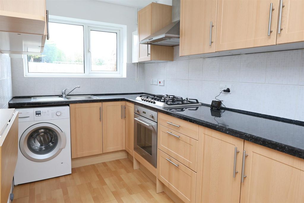 Property photo 3 of 10 Kitchen