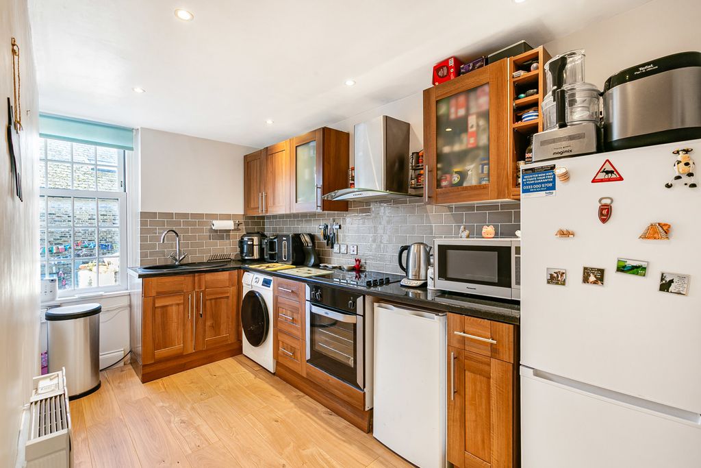 Property photo 3 of 17 Kitchen