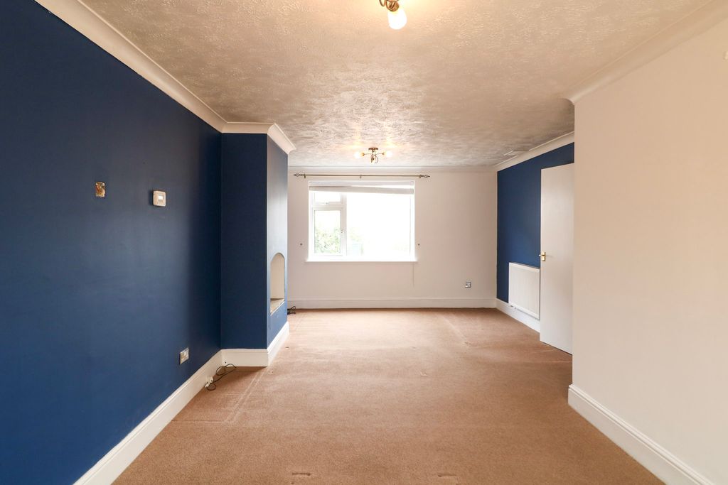 Property photo 3 of 18 Living Room