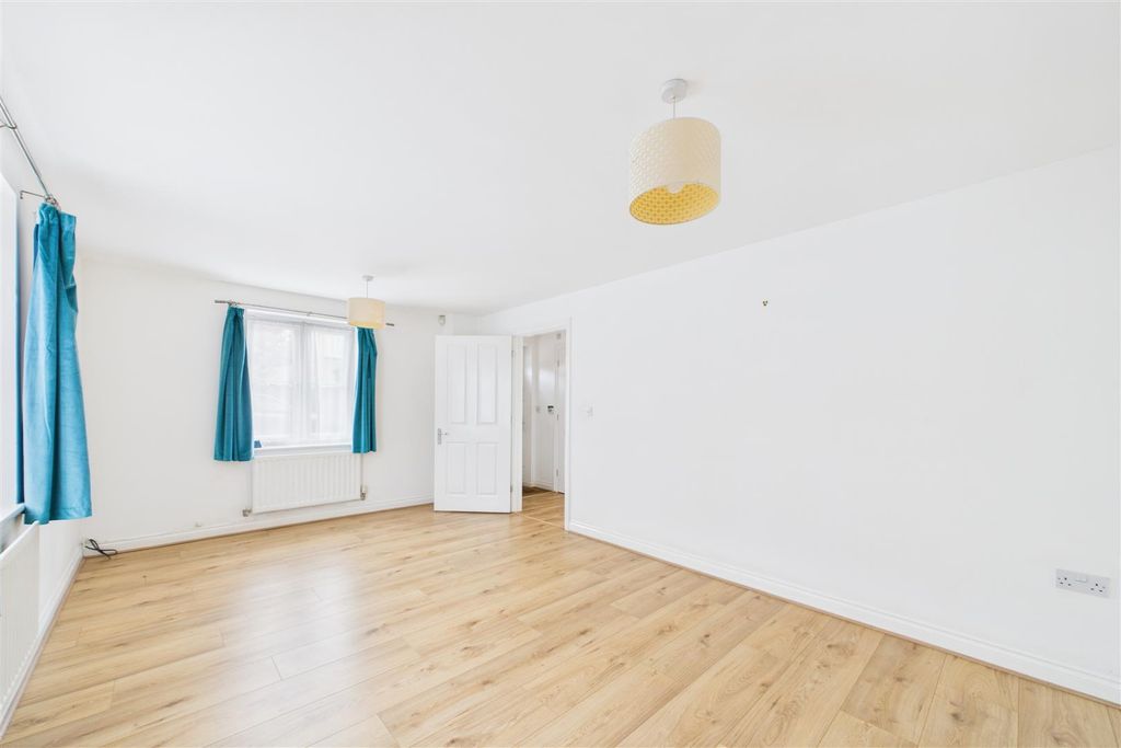 Property photo 3 of 16 Living Room