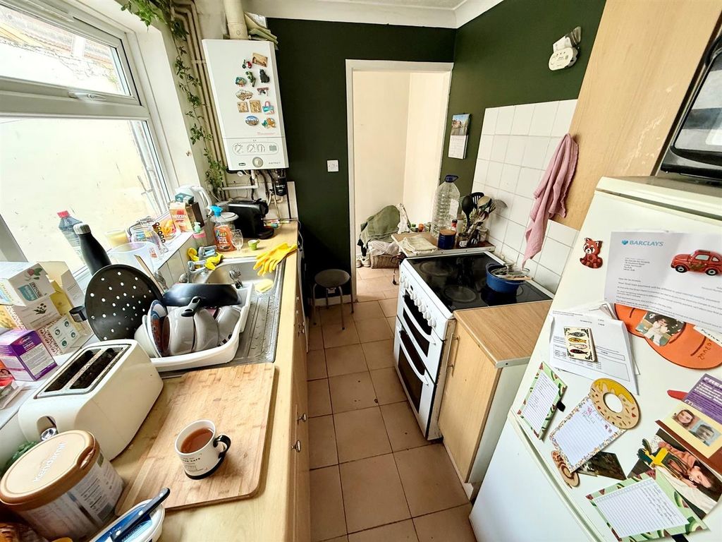 Property photo 2 of 8 Kitchen