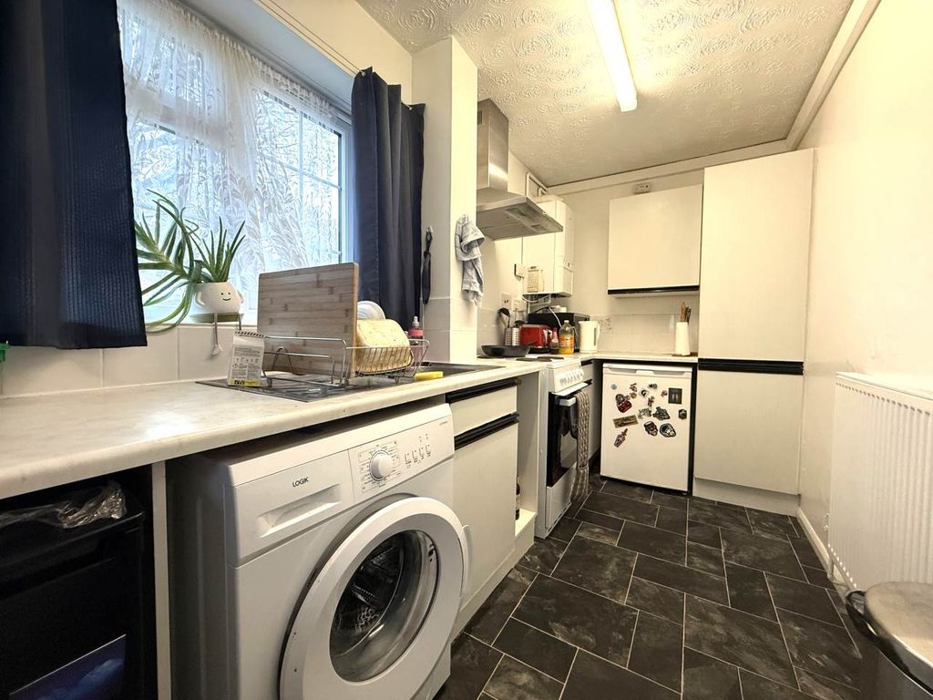 Property photo 3 of 7 Kitchen