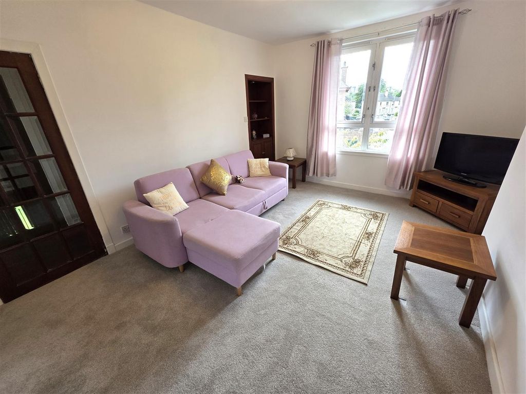Property photo 3 of 14 Lounge