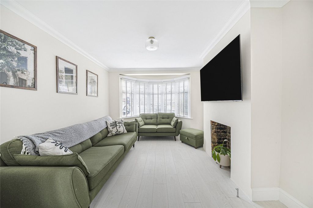 Property photo 2 of 19 Lounge