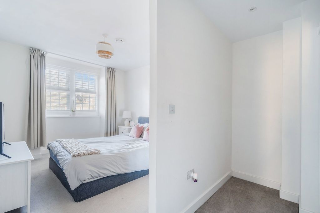 Additional image 7 of 2 bed flat for saleGresham Gardens, Oxted RH8