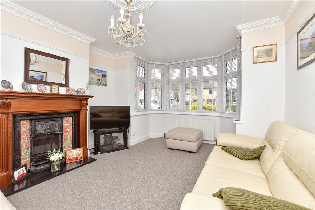 Property photo 3 of 11 Lounge