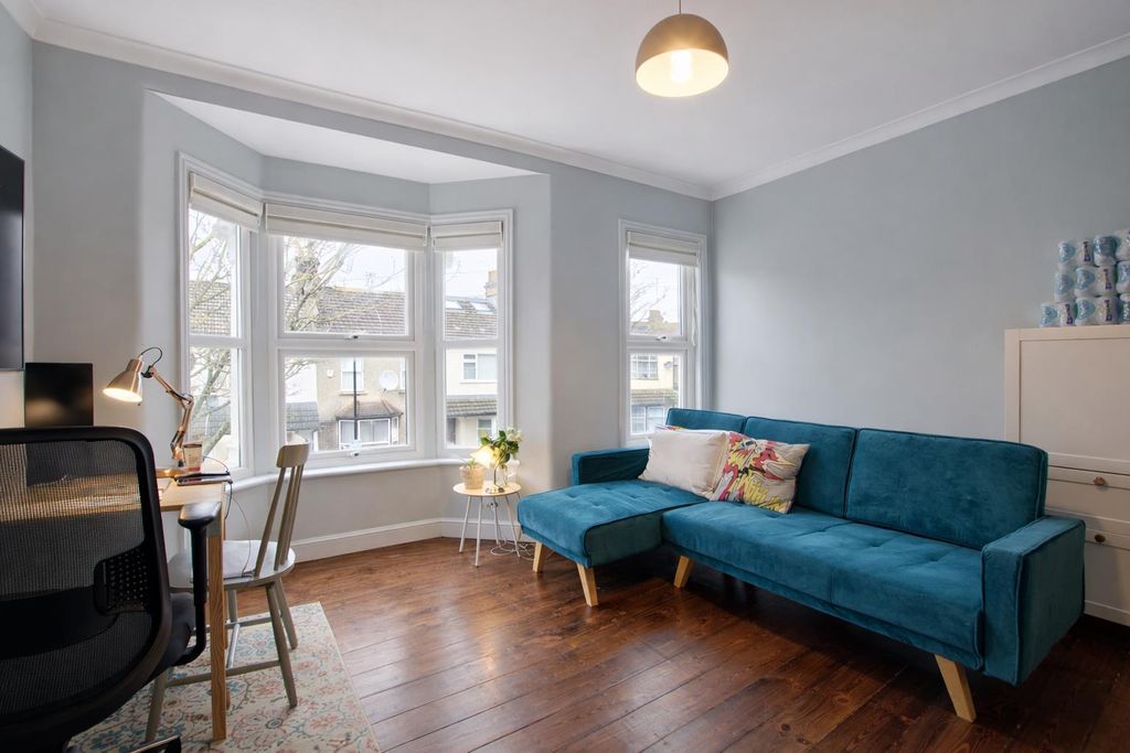Property photo 2 of 20 Richford Road, London, E158418.Png