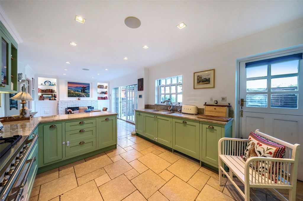 Property photo 2 of 14 Kitchen/Breakfast