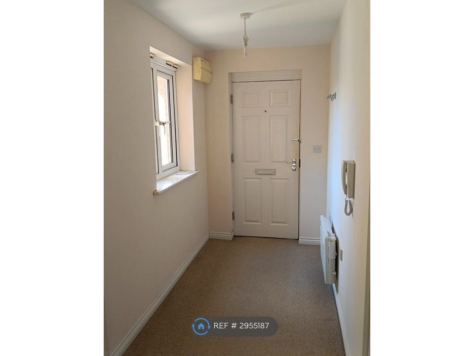 Property photo 2 of 21 Hallway