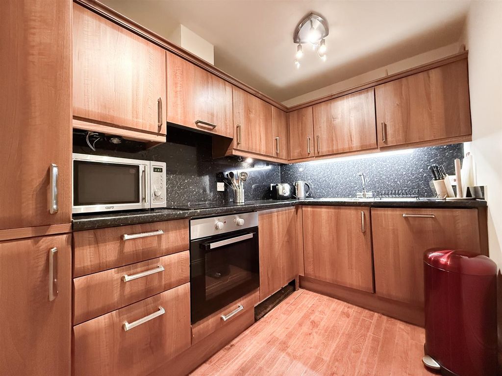 Property photo 3 of 6 Kitchen