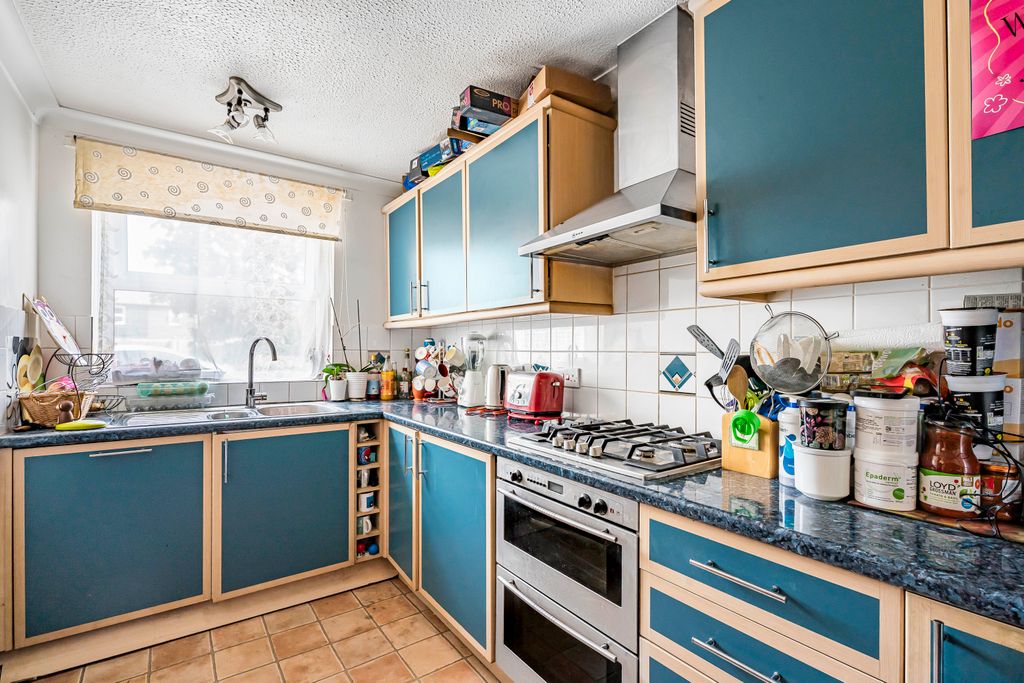 Property photo 3 of 9 Kitchen