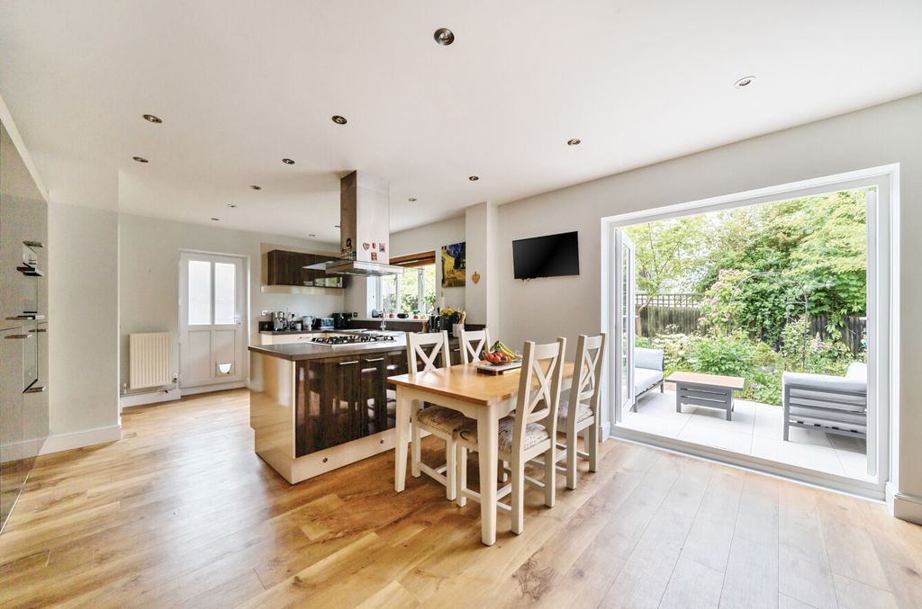 Property photo 2 of 12 1295640-38-682B48...