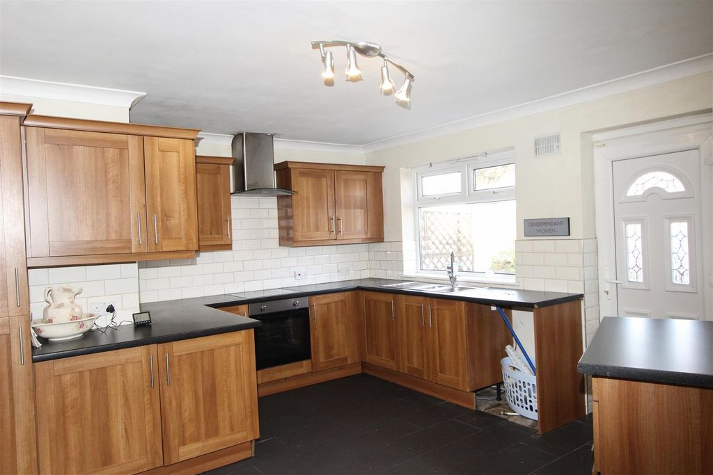 Property photo 2 of 11 Dining Kitchen