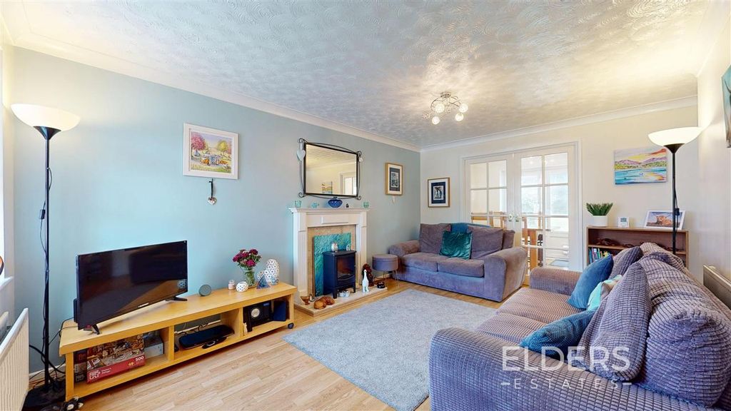 Property photo 3 of 14 Lounge