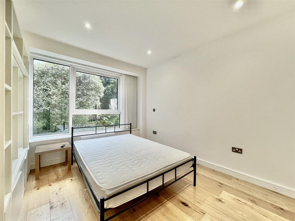 Property photo 1 of 6 Bedroom