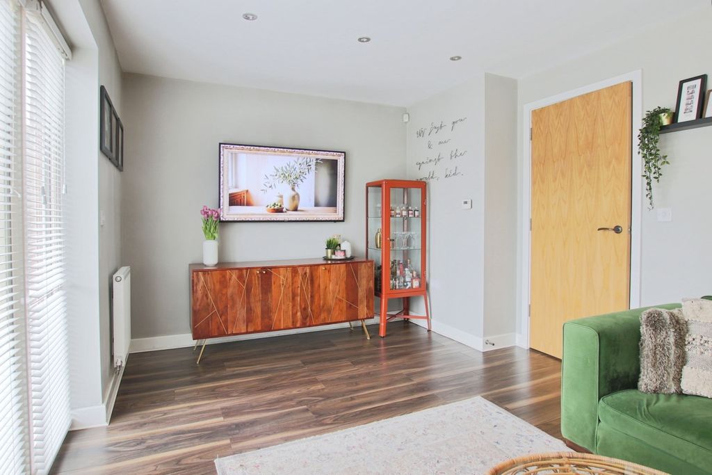 Property photo 3 of 16 4957974