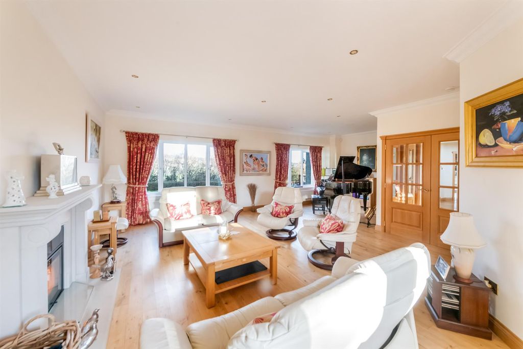 Property photo 3 of 56 Lounge