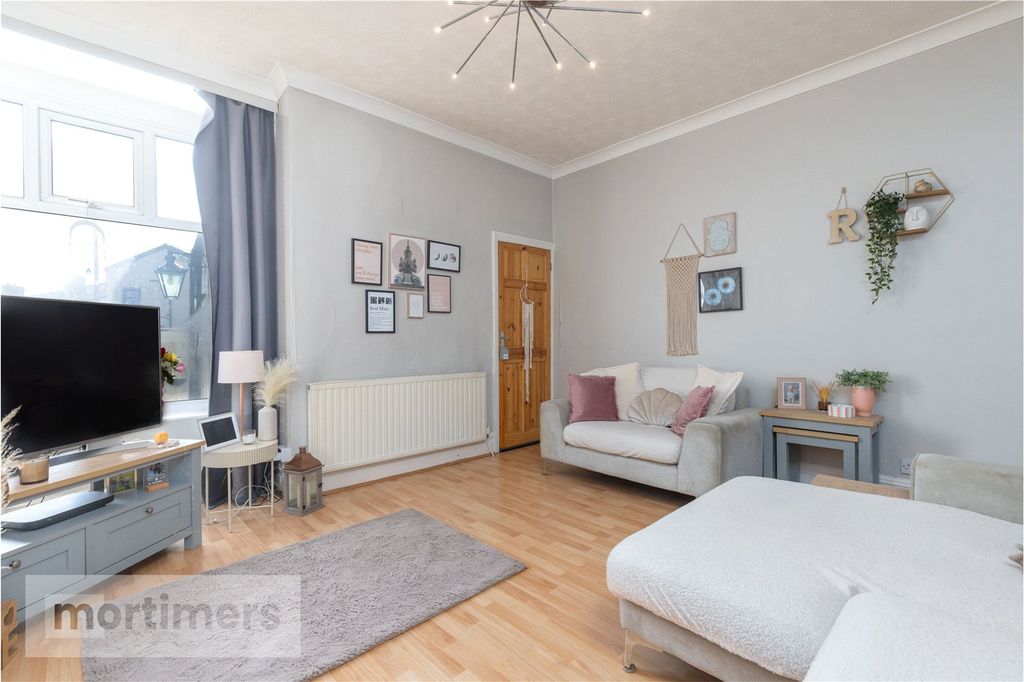 Property photo 3 of 17 Living Room