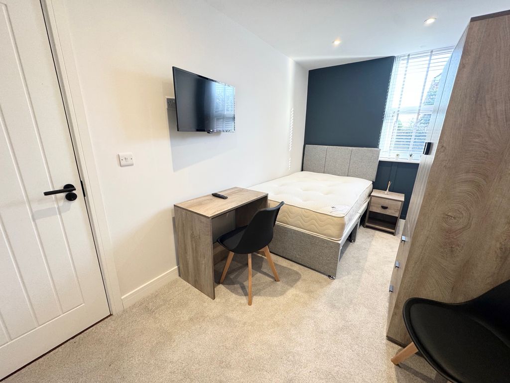 Property photo 2 of 15 Bedroom