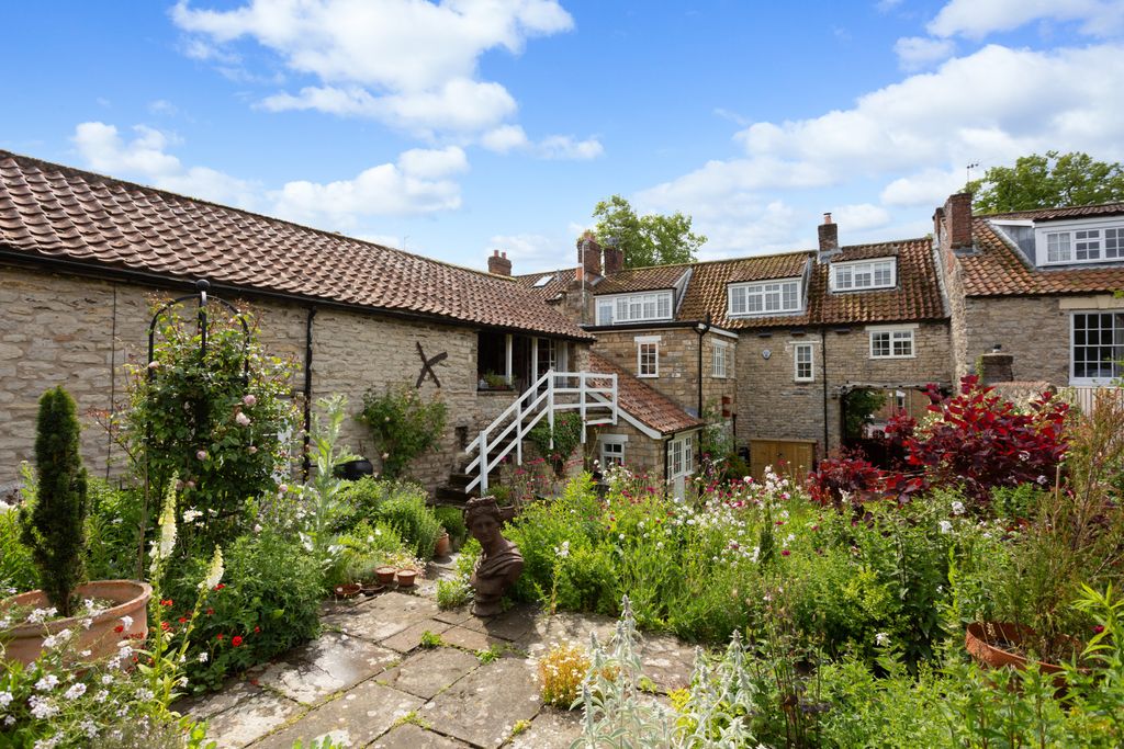 Property photo 2 of 16 Garden