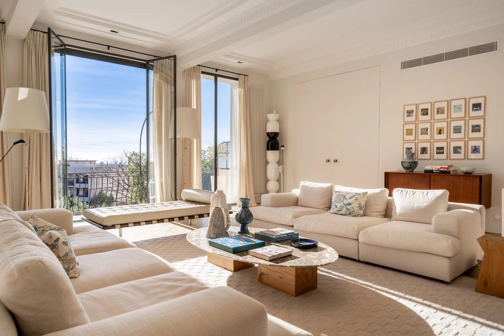 Property photo 2 of 33