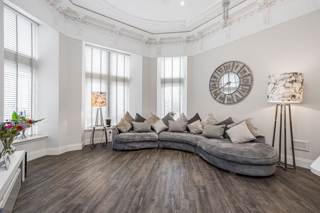 Property photo 2 of 37