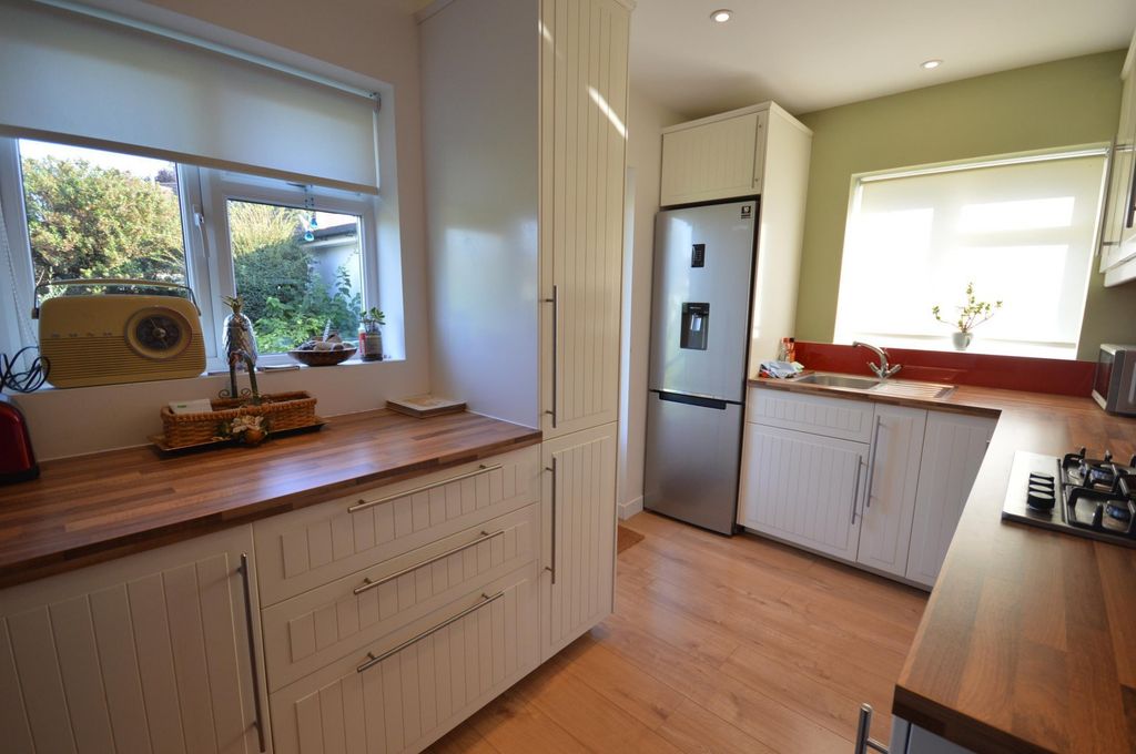 Property photo 2 of 8 Kitchen