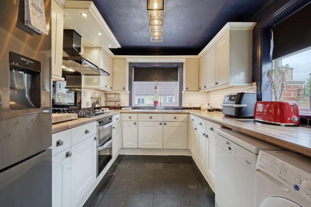 Property photo 3 of 38