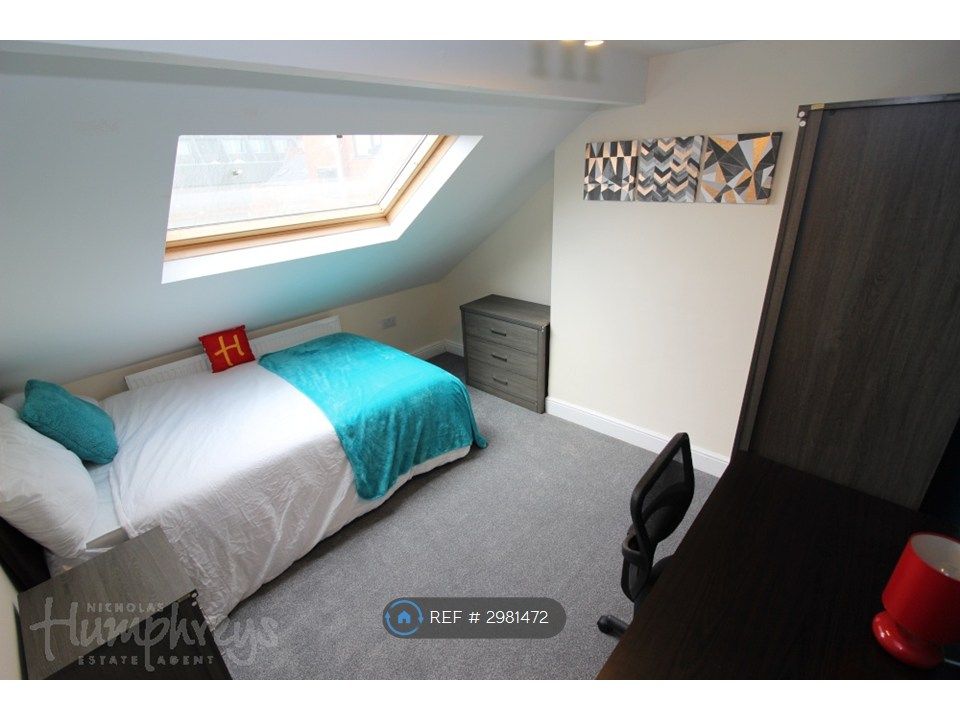 Property photo 3 of 8 Room 5 Top Floor