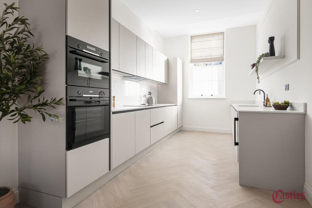 Property photo 3 of 17 Kitchen