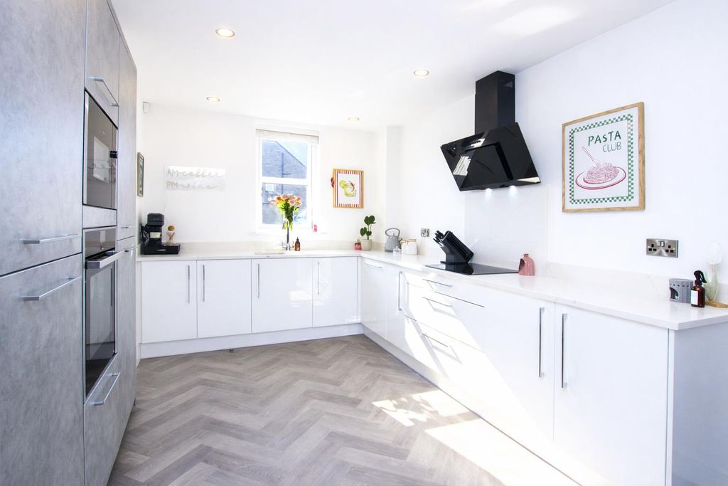 Property photo 2 of 24