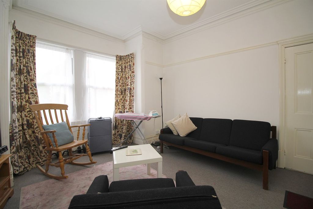 Property photo 3 of 15 Lounge