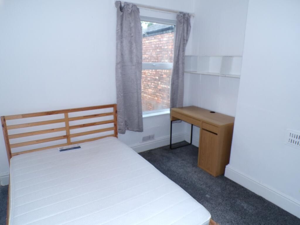 Property photo 3 of 9 This Inviting Double Bedroom Features A Comfortabl...