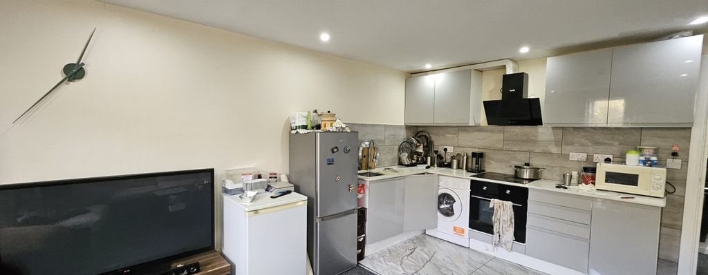 Property photo 2 of 4 Kitchen