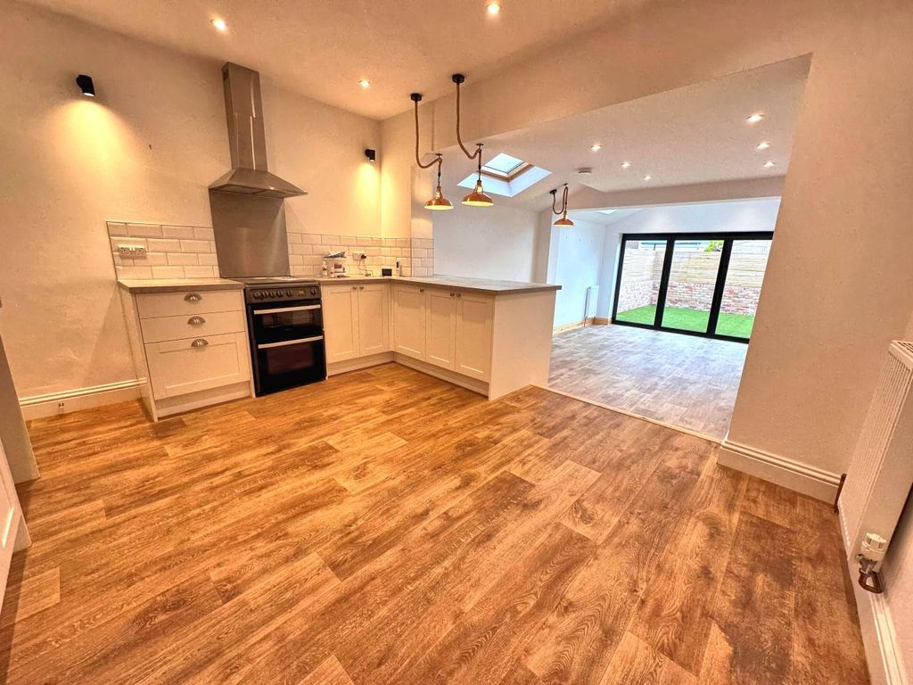 Property photo 2 of 18 Kitchen 1