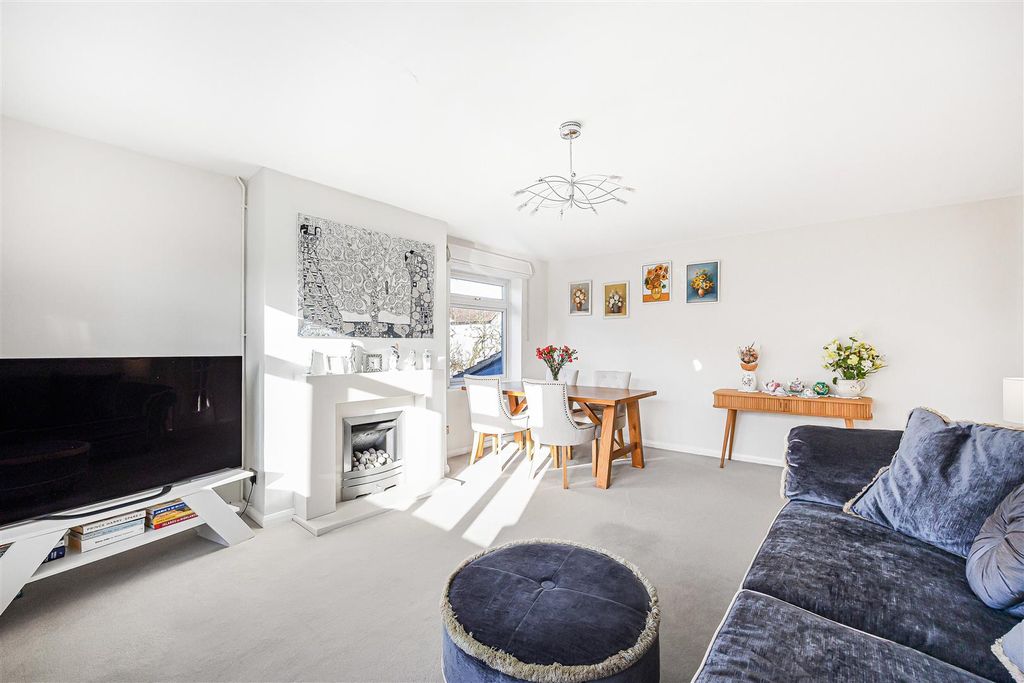 Property photo 3 of 16 Dining Area