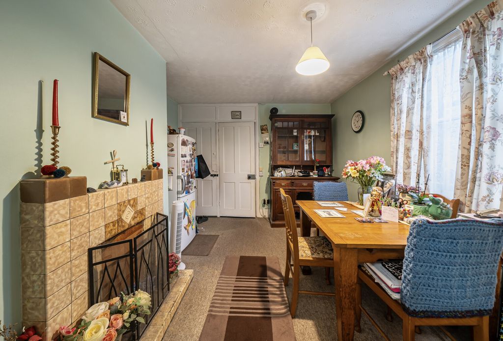 Property photo 3 of 11 1416777-9-69947c4...