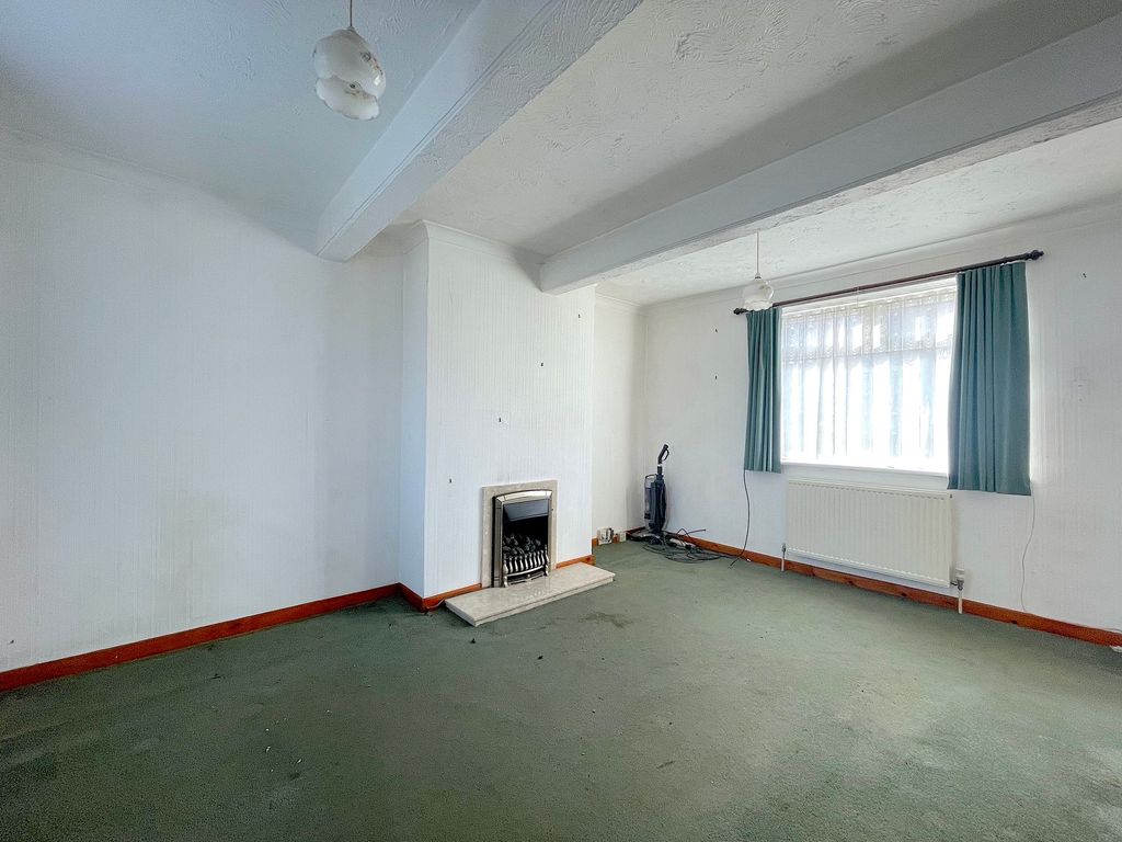 Property photo 2 of 18 Living Room (1)