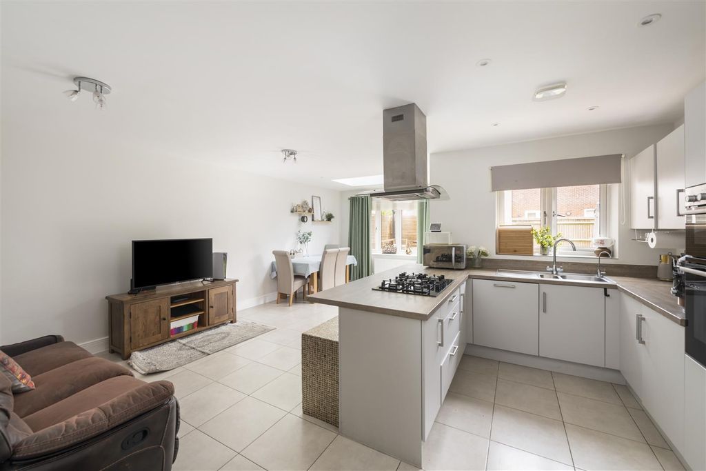 Property photo 2 of 17 32_Luscombe_Way_Internals13_3.Jpg